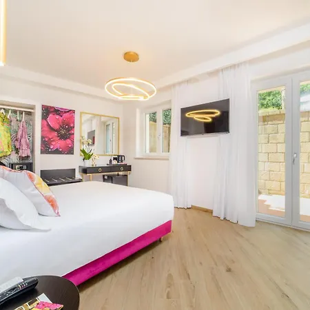 Nicholhouse - Breakfast Included 4*