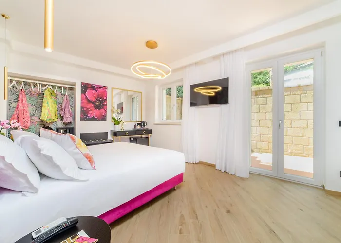 Nicholhouse - Breakfast Included 4*