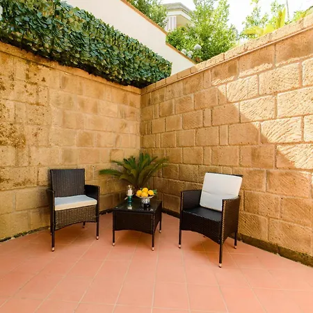 Nicholhouse - Breakfast Included Guest house *